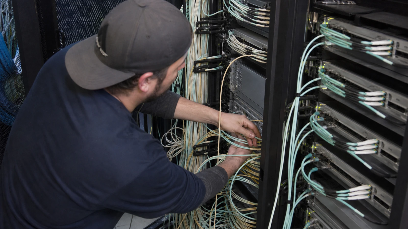 Technicien seul devant une baie serveur